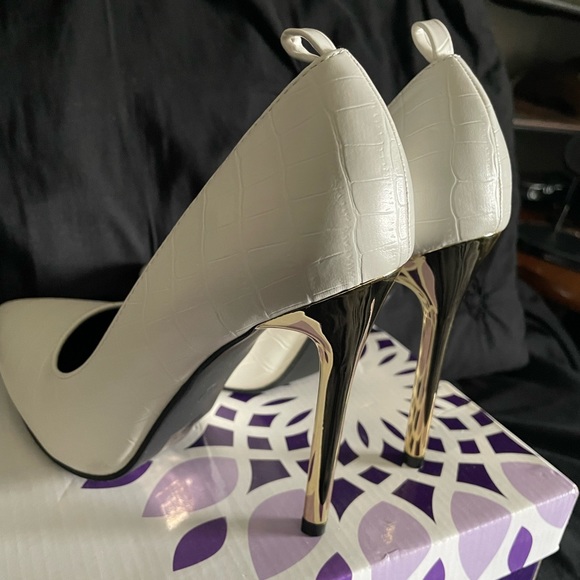 Gator style white pumps with a gold heel. - Picture 2 of 5